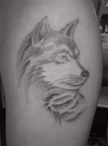 Wolfsporträt am Oberarm, frühe Arbeit aus dem Red Dragon Tattoo Studio
