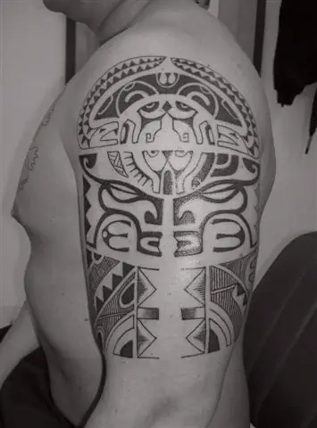 Polynesisches Schulterstück, frühe Arbeit aus dem Red Dragon Tattoo Studio