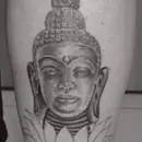 Buddha-Tattoo am Bein, frühe Arbeit aus dem Red Dragon Tattoo Studio
