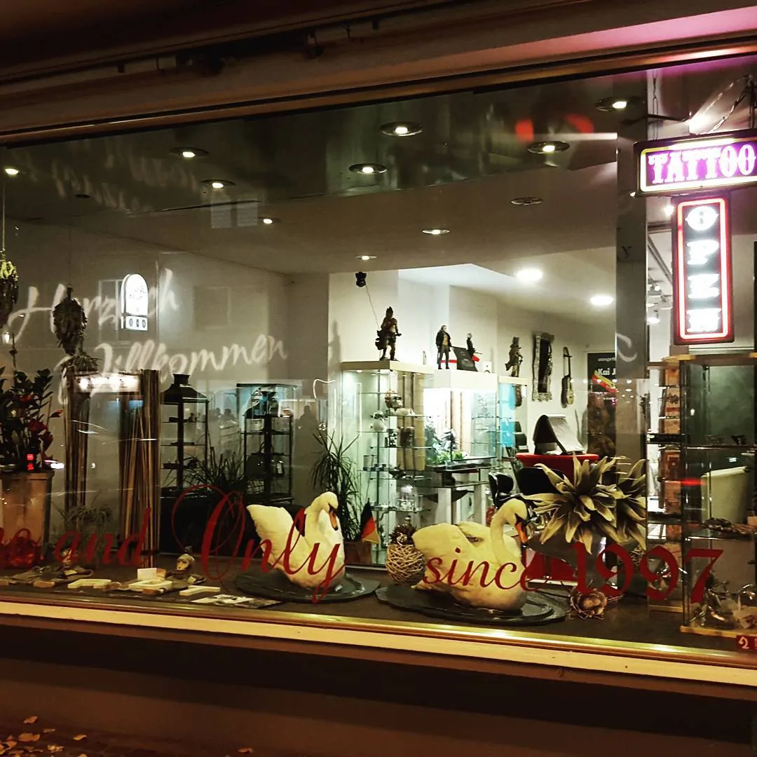 Schaufenster des Red Dragon Tattoo Studios in Kleve bei Nacht, mit rotem Schriftzug „The One and Only – since 1997“