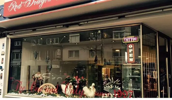 Ladenfront des Red Dragon Tattoo Studios an der Hoffmannallee in Kleve
