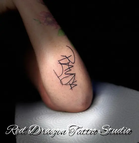 Schrift & Lettering Tattoo aus dem Red Dragon Tattoo Studio Kleve