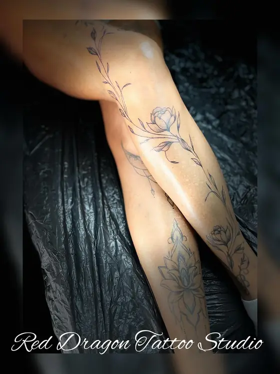 Fineline & Floral Tattoo aus dem Red Dragon Tattoo Studio Kleve