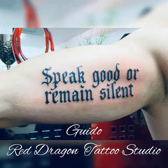 Schrift & Lettering Tattoo aus dem Red Dragon Tattoo Studio Kleve